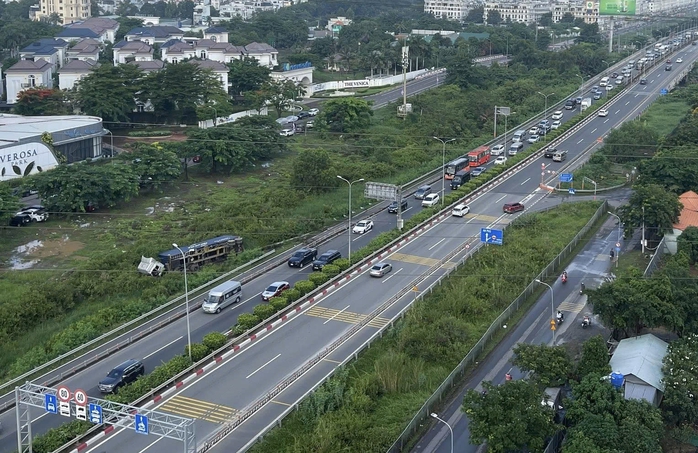 Xe đầu kéo văng khỏi đường cao tốc TP HCM - Long Thành - Dầu Giây- Ảnh 2. Xe đầu kéo văng khỏi đường cao tốc TP HCM - Long Thành - Dầu Giây- Ảnh 2.