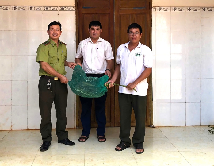 Trăn gấm quý hiếm nặng 21kg bò vào nhà dân trong đêm- Ảnh 1. Trăn gấm quý hiếm nặng 21kg bò vào nhà dân trong đêm- Ảnh 1.