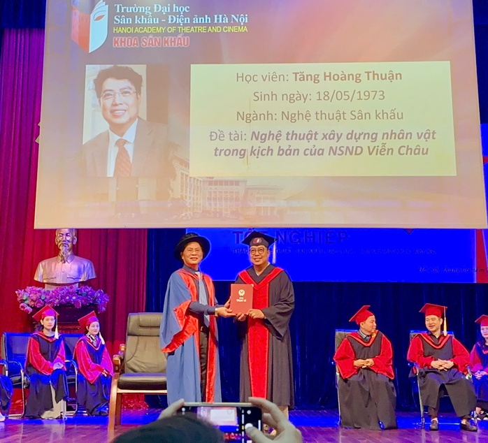 Trịnh Kim Chi, Hạnh Thúy, Thanh Hiệp rạng ngời trong lễ trao bằng Thạc sĩ nghệ thuật tại Hà Nội- Ảnh 2. Trịnh Kim Chi, Hạnh Thúy, Thanh Hiệp rạng ngời trong lễ trao bằng Thạc sĩ nghệ thuật tại Hà Nội- Ảnh 2.