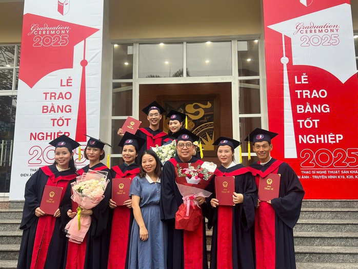 Trịnh Kim Chi, Hạnh Thúy, Thanh Hiệp rạng ngời trong lễ trao bằng Thạc sĩ nghệ thuật tại Hà Nội- Ảnh 5. Trịnh Kim Chi, Hạnh Thúy, Thanh Hiệp rạng ngời trong lễ trao bằng Thạc sĩ nghệ thuật tại Hà Nội- Ảnh 5.