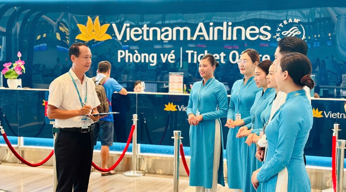 Giữ bình tĩnh giữa mưa giông: Câu chuyện ở sân bay Tân Sơn Nhất - Ảnh 1.