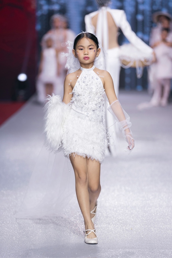 Người mẫu "kid" ấn tượng của năm gọi tên Trúc Hà - Ảnh 3.