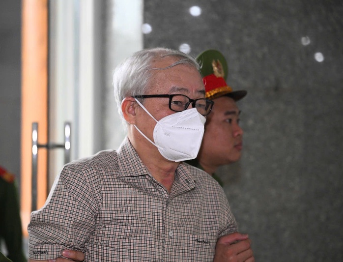 Hàng chục bị cáo tới tòa phúc thẩm, không thấy cựu Chủ tịch FLC Trịnh Văn Quyết- Ảnh 2. Hàng chục bị cáo tới tòa phúc thẩm, không thấy cựu Chủ tịch FLC Trịnh Văn Quyết- Ảnh 2.