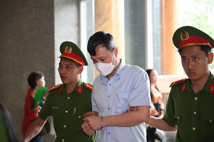 Hàng chục bị cáo tới tòa phúc thẩm, không thấy cựu Chủ tịch FLC Trịnh Văn Quyết- Ảnh 3. Hàng chục bị cáo tới tòa phúc thẩm, không thấy cựu Chủ tịch FLC Trịnh Văn Quyết- Ảnh 3.