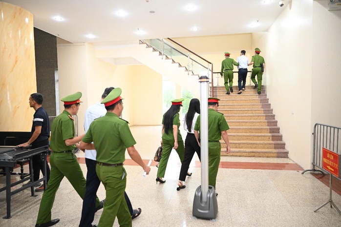 Hàng chục bị cáo tới tòa phúc thẩm, không thấy cựu Chủ tịch FLC Trịnh Văn Quyết- Ảnh 4. Hàng chục bị cáo tới tòa phúc thẩm, không thấy cựu Chủ tịch FLC Trịnh Văn Quyết- Ảnh 4.