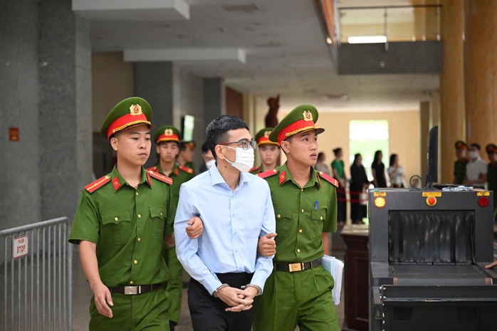 Hàng chục bị cáo tới tòa phúc thẩm, không thấy cựu Chủ tịch FLC Trịnh Văn Quyết- Ảnh 5. Hàng chục bị cáo tới tòa phúc thẩm, không thấy cựu Chủ tịch FLC Trịnh Văn Quyết- Ảnh 5.