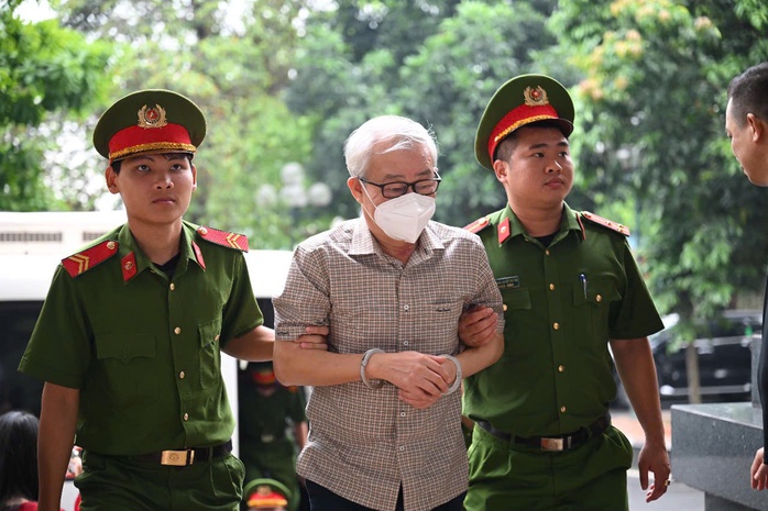 Hàng chục bị cáo tới tòa phúc thẩm, không thấy cựu Chủ tịch FLC Trịnh Văn Quyết- Ảnh 6. Hàng chục bị cáo tới tòa phúc thẩm, không thấy cựu Chủ tịch FLC Trịnh Văn Quyết- Ảnh 6.
