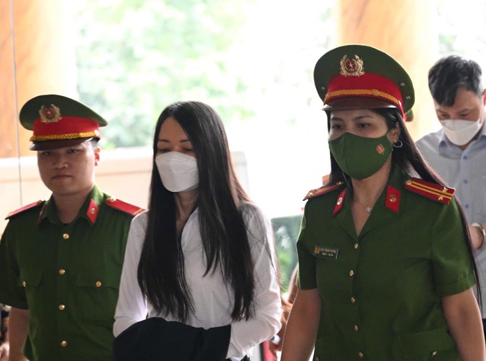 Hàng chục bị cáo tới tòa phúc thẩm, không thấy cựu Chủ tịch FLC Trịnh Văn Quyết- Ảnh 7. Hàng chục bị cáo tới tòa phúc thẩm, không thấy cựu Chủ tịch FLC Trịnh Văn Quyết- Ảnh 7.