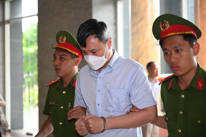 Hàng chục bị cáo tới tòa phúc thẩm, không thấy cựu Chủ tịch FLC Trịnh Văn Quyết- Ảnh 9. Hàng chục bị cáo tới tòa phúc thẩm, không thấy cựu Chủ tịch FLC Trịnh Văn Quyết- Ảnh 9.