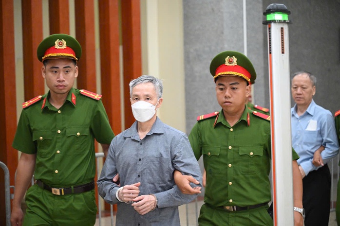 Hàng chục bị cáo tới tòa phúc thẩm, không thấy cựu Chủ tịch FLC Trịnh Văn Quyết- Ảnh 10. Hàng chục bị cáo tới tòa phúc thẩm, không thấy cựu Chủ tịch FLC Trịnh Văn Quyết- Ảnh 10.