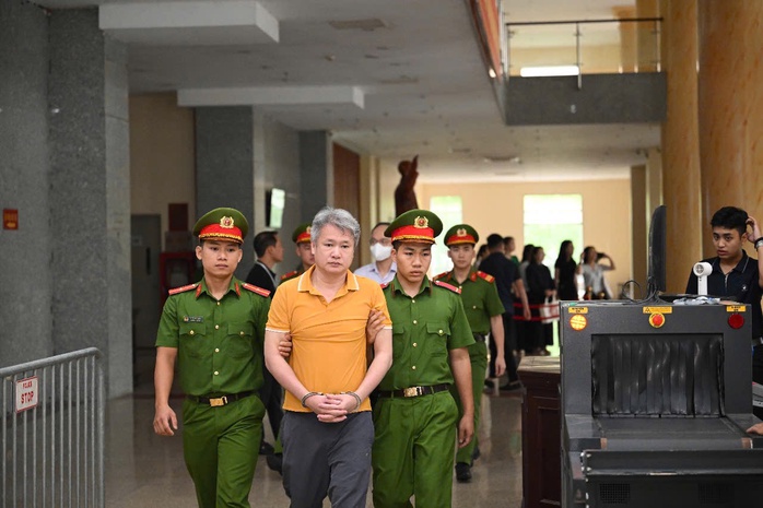 Hàng chục bị cáo tới tòa phúc thẩm, không thấy cựu Chủ tịch FLC Trịnh Văn Quyết- Ảnh 13. Hàng chục bị cáo tới tòa phúc thẩm, không thấy cựu Chủ tịch FLC Trịnh Văn Quyết- Ảnh 13.