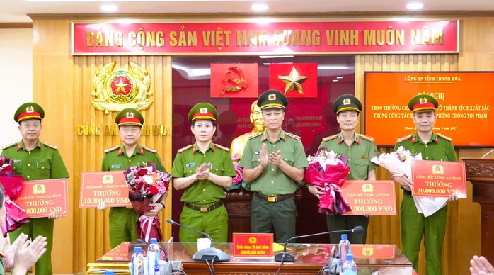 Tân Giám đốc Công an tỉnh Thanh Hóa trao thưởng cho các đơn vị có thành tích xuất sắc- Ảnh 2. Tân Giám đốc Công an tỉnh Thanh Hóa trao thưởng cho các đơn vị có thành tích xuất sắc- Ảnh 2.