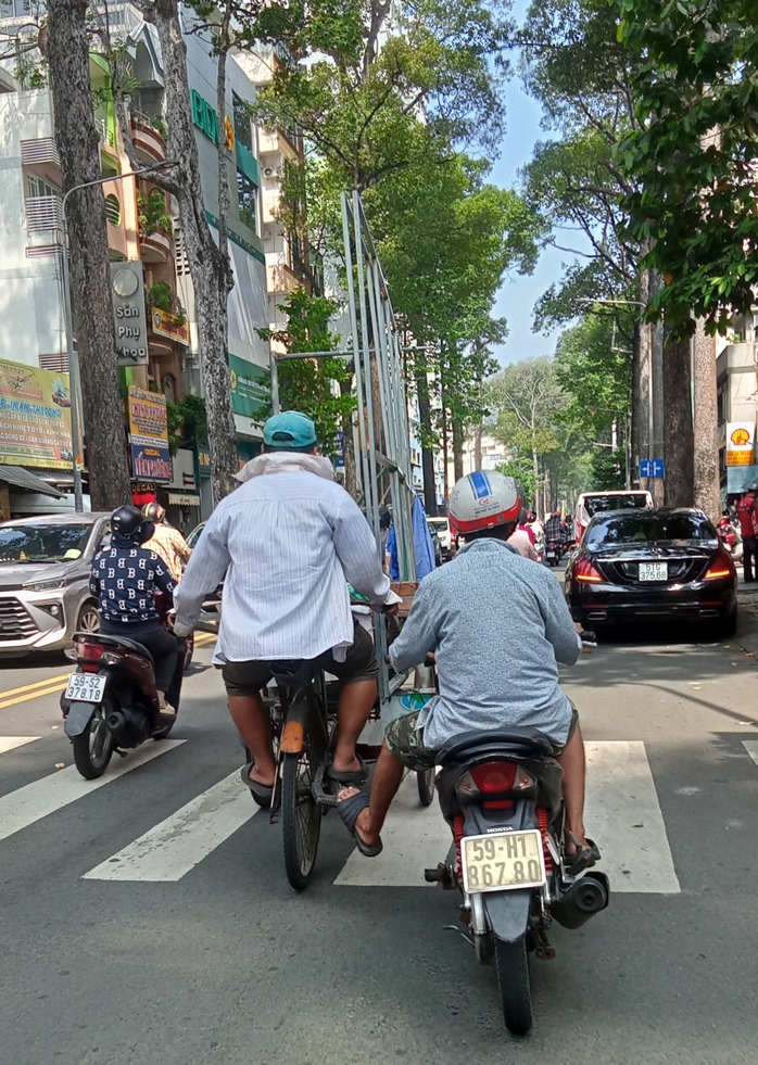 Vừa chở cồng kềnh, vừa đẩy xe nguy hiểm - Ảnh 1.