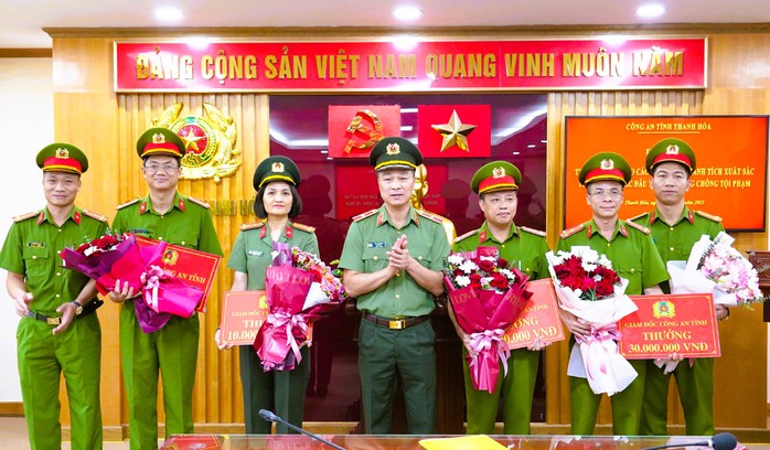 Tân Giám đốc Công an tỉnh Thanh Hóa trao thưởng cho các đơn vị có thành tích xuất sắc- Ảnh 1. Tân Giám đốc Công an tỉnh Thanh Hóa trao thưởng cho các đơn vị có thành tích xuất sắc- Ảnh 1.