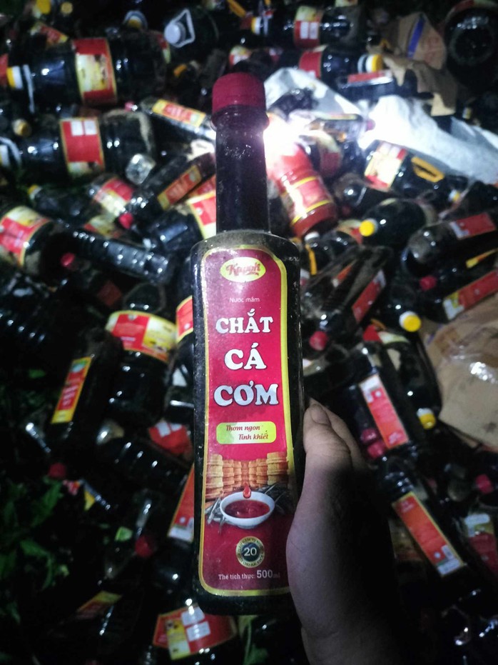 Cả ngàn cai nước mắm bị vứt bỏ trong bụi rậm ở Quảng Nam - Ảnh 2.