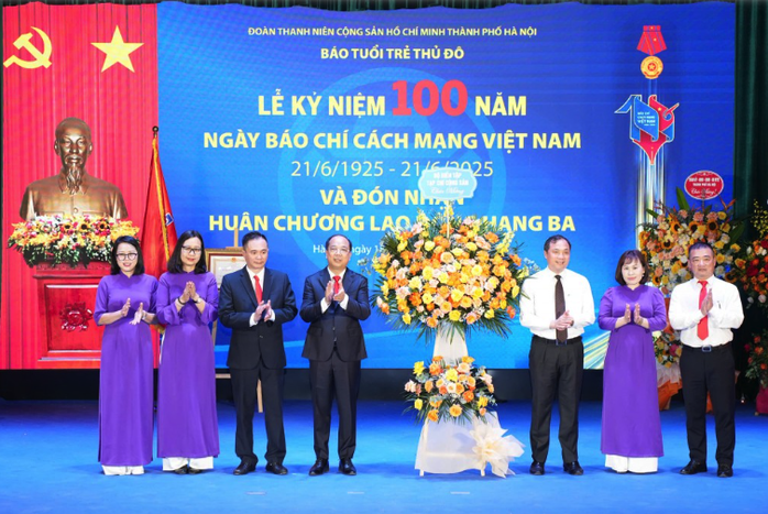 Báo Tuổi trẻ Thủ đô đón nhận Huân chương Lao động hạng Ba- Ảnh 5. Báo Tuổi trẻ Thủ đô đón nhận Huân chương Lao động hạng Ba- Ảnh 5.