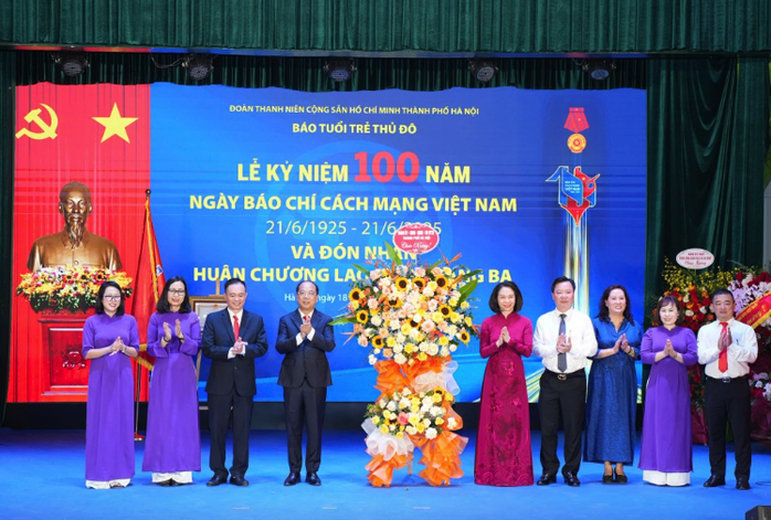 Báo Tuổi trẻ Thủ đô đón nhận Huân chương Lao động hạng Ba- Ảnh 4. Báo Tuổi trẻ Thủ đô đón nhận Huân chương Lao động hạng Ba- Ảnh 4.