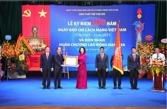 Báo Tuổi trẻ Thủ đô đón nhận Huân chương Lao động hạng Ba- Ảnh 1. Báo Tuổi trẻ Thủ đô đón nhận Huân chương Lao động hạng Ba- Ảnh 1.