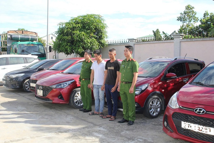 Thủ đoạn làm "bốc hơi" 11 xe ô tô của cặp đối tượng bất hảo- Ảnh 1. Thủ đoạn làm "bốc hơi" 11 xe ô tô của cặp đối tượng bất hảo- Ảnh 1.