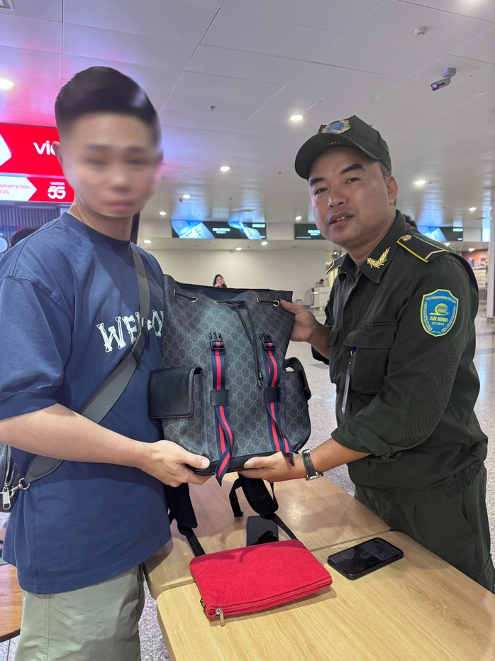 Hành trình của chiếc ba lô đựng gần 100.000 nhân dân tệ trong đêm ở Nội Bài - Ảnh 1.