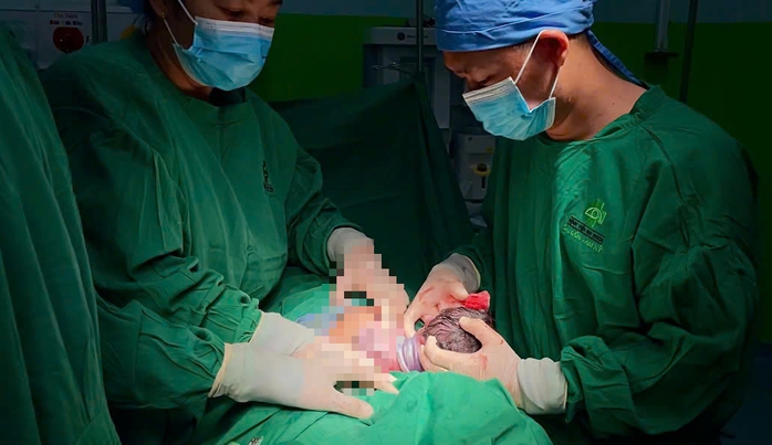 Bé gái ở Quảng Nam chào đời với dây rốn quấn quanh cổ đến 4 vòng - Ảnh 1.