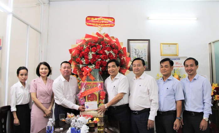 Lãnh đạo Quảng Nam, Đà Nẵng thăm Văn phòng đại diện Báo Người Lao Động khu vực miền Trung - Ảnh 1.