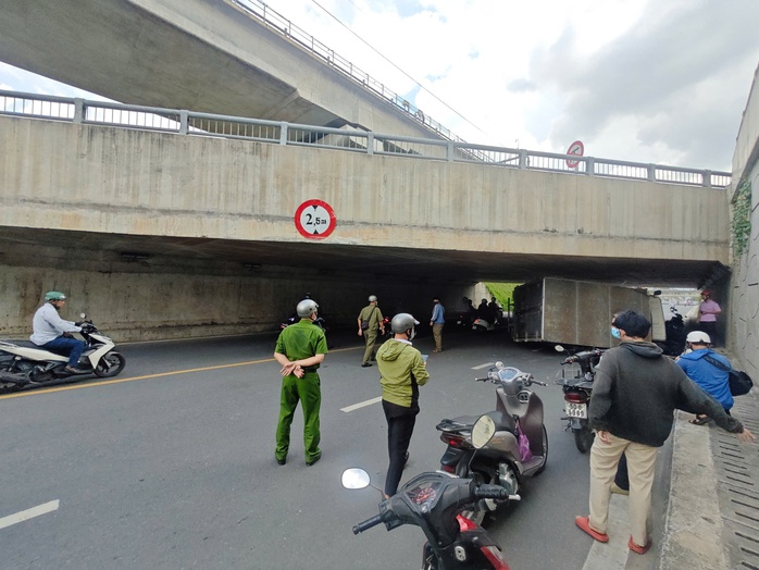 Vụ ô tô biển xanh đè 2 xe máy: Vấn đề pháp lý - Ảnh 1.