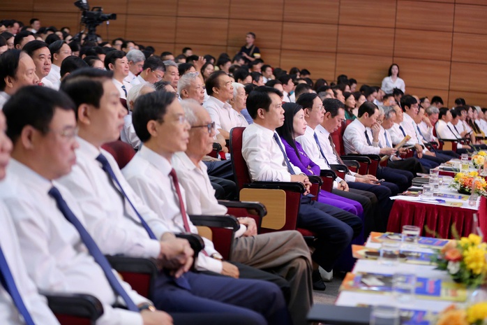 Tôn vinh các nhà báo nhân kỷ niệm 100 năm ngày Báo chí Cách mạng Việt Nam- Ảnh 2. Tôn vinh các nhà báo nhân kỷ niệm 100 năm ngày Báo chí Cách mạng Việt Nam- Ảnh 2.