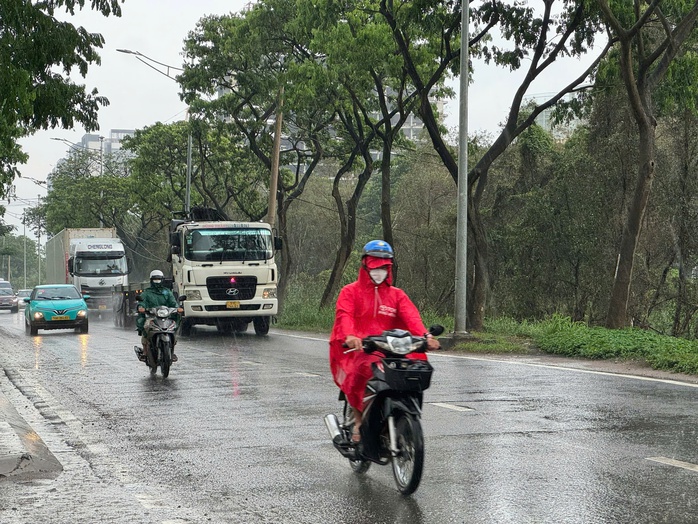 TP HCM mưa lớn kéo dài, người dân vất vả vì nhiều nơi ngập sâu- Ảnh 19. TP HCM mưa lớn kéo dài, người dân vất vả vì nhiều nơi ngập sâu- Ảnh 19.