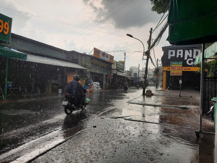 TP HCM mưa lớn kéo dài, người dân vất vả vì nhiều nơi ngập sâu- Ảnh 20. TP HCM mưa lớn kéo dài, người dân vất vả vì nhiều nơi ngập sâu- Ảnh 20.