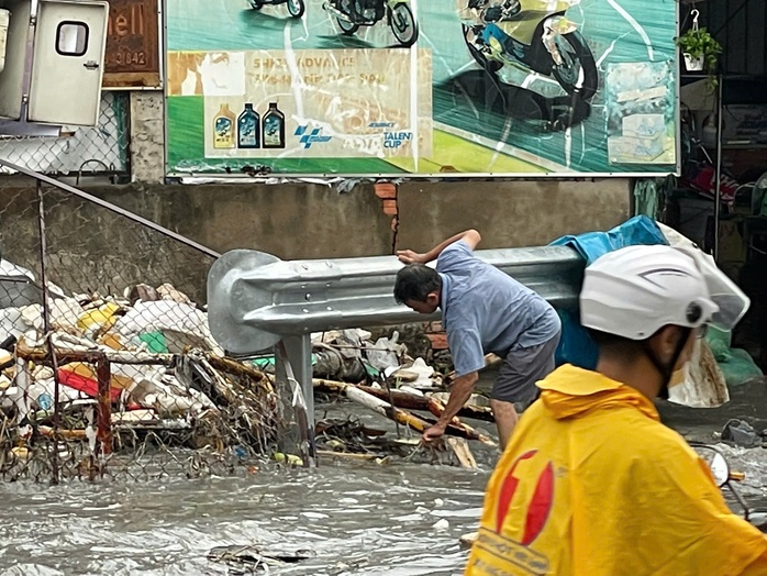 TP HCM mưa lớn kéo dài, người dân vất vả vì nhiều nơi ngập sâu- Ảnh 2. TP HCM mưa lớn kéo dài, người dân vất vả vì nhiều nơi ngập sâu- Ảnh 2.