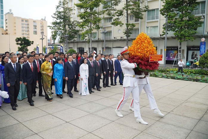 Đoàn lãnh đạo, đại biểu, báo chí TP HCM dâng hoa tưởng niệm Chủ tịch Hồ Chí Minh- Ảnh 1. Đoàn lãnh đạo, đại biểu, báo chí TP HCM dâng hoa tưởng niệm Chủ tịch Hồ Chí Minh - Ảnh 1.
