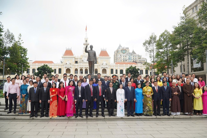 Đoàn lãnh đạo, đại biểu, báo chí TP HCM dâng hoa tưởng niệm Chủ tịch Hồ Chí Minh- Ảnh 2. Đoàn lãnh đạo, đại biểu, báo chí TP HCM dâng hoa tưởng niệm Chủ tịch Hồ Chí Minh - Ảnh 2.