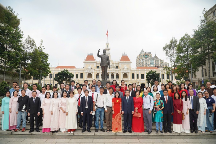 Đoàn lãnh đạo, đại biểu, báo chí TP HCM dâng hoa tưởng niệm Chủ tịch Hồ Chí Minh- Ảnh 3. Đoàn lãnh đạo, đại biểu, báo chí TP HCM dâng hoa tưởng niệm Chủ tịch Hồ Chí Minh - Ảnh 3.