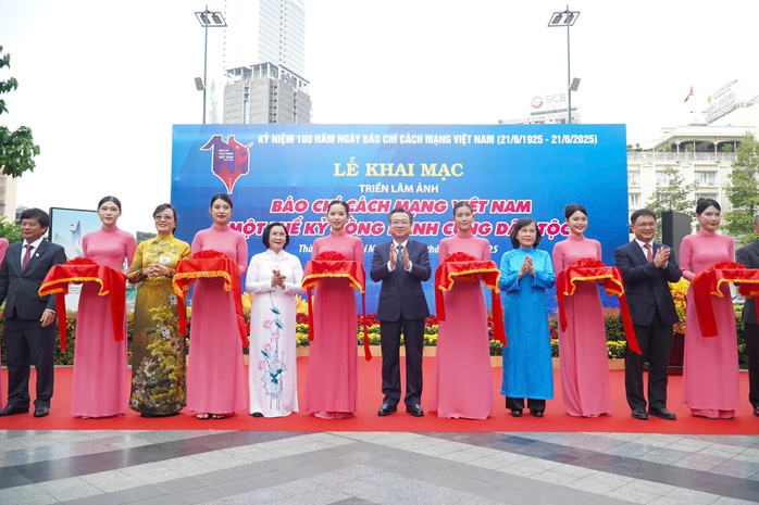 Đoàn lãnh đạo, đại biểu, báo chí TP HCM dâng hoa tưởng niệm Chủ tịch Hồ Chí Minh- Ảnh 5. Đoàn lãnh đạo, đại biểu, báo chí TP HCM dâng hoa tưởng niệm Chủ tịch Hồ Chí Minh - Ảnh 5.