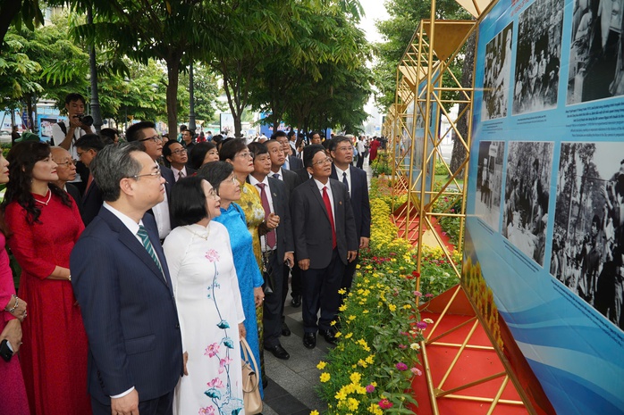 Đoàn lãnh đạo, đại biểu, báo chí TP HCM dâng hoa tưởng niệm Chủ tịch Hồ Chí Minh- Ảnh 6. Đoàn lãnh đạo, đại biểu, báo chí TP HCM dâng hoa tưởng niệm Chủ tịch Hồ Chí Minh - Ảnh 7.