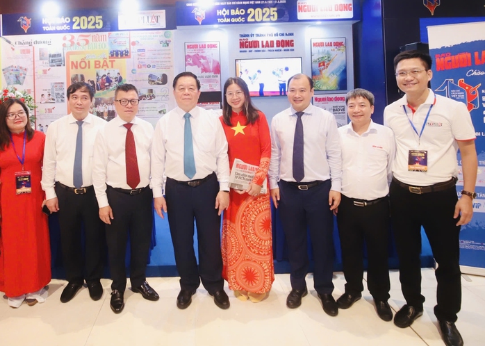 Báo chí vững bước tiến vào giai đoạn mới- Ảnh 1. Báo chí vững bước tiến vào giai đoạn mới- Ảnh 1.