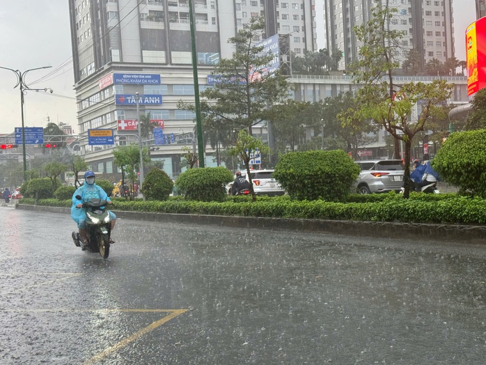 TP HCM mưa lớn kéo dài, người dân vất vả vì nhiều nơi ngập sâu- Ảnh 21. TP HCM mưa lớn kéo dài, người dân vất vả vì nhiều nơi ngập sâu- Ảnh 21.