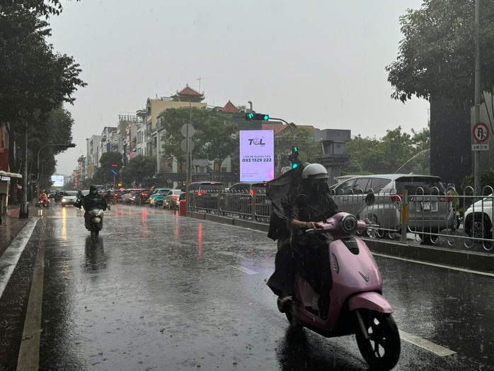 TP HCM mưa lớn kéo dài, người dân vất vả vì nhiều nơi ngập sâu- Ảnh 18. TP HCM mưa lớn kéo dài, người dân vất vả vì nhiều nơi ngập sâu- Ảnh 18.