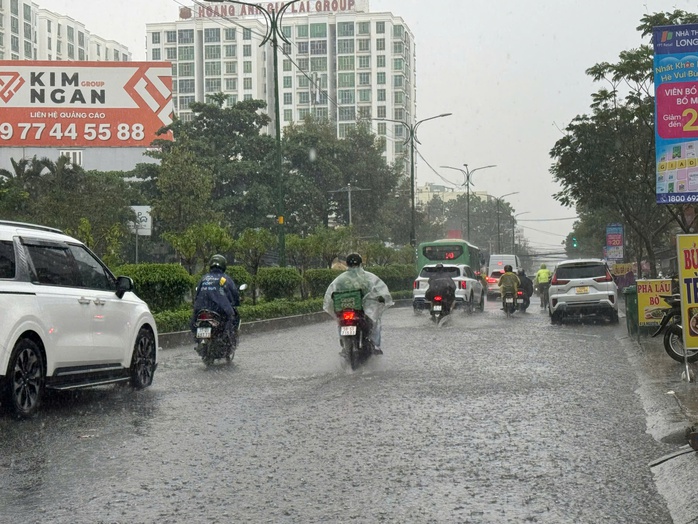 TP HCM mưa lớn kéo dài, người dân vất vả vì nhiều nơi ngập sâu- Ảnh 16. TP HCM mưa lớn kéo dài, người dân vất vả vì nhiều nơi ngập sâu- Ảnh 16.