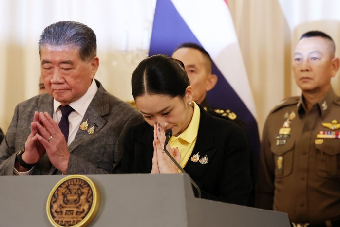 Thủ tướng Thái Lan rơi vào thế "ngàn cân treo sợi tóc" - Ảnh 1.