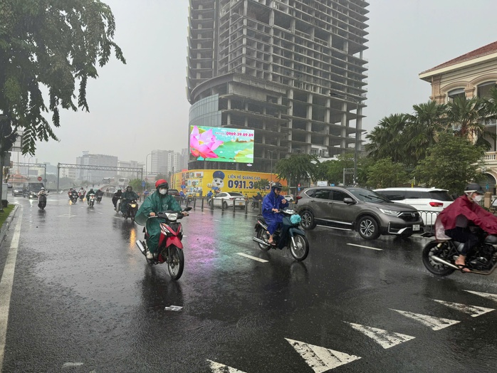 TP HCM mưa lớn kéo dài, người dân vất vả vì nhiều nơi ngập sâu- Ảnh 17. TP HCM mưa lớn kéo dài, người dân vất vả vì nhiều nơi ngập sâu- Ảnh 17.