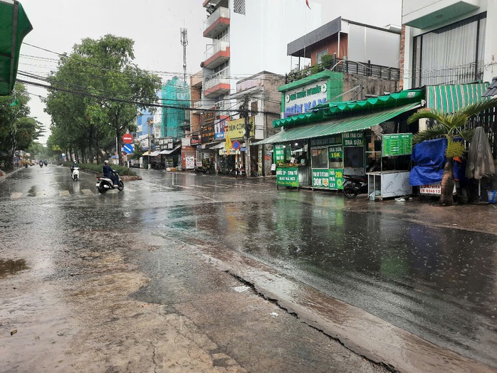 TP HCM mưa lớn kéo dài, người dân vất vả vì nhiều nơi ngập sâu- Ảnh 22. TP HCM mưa lớn kéo dài, người dân vất vả vì nhiều nơi ngập sâu- Ảnh 22.