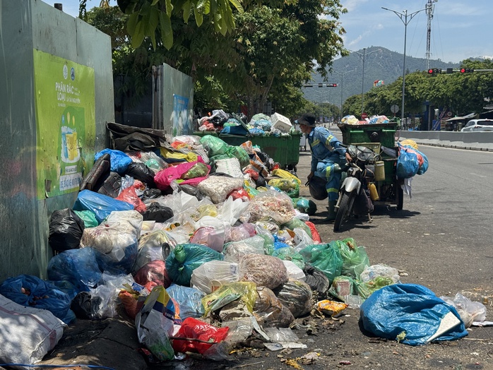 Vụ rác ngập đường ở Đà Nẵng: "Xe vào bãi rác phải chờ xếp hàng"- Ảnh 1. Vụ rác ngập đường ở Đà Nẵng: "Xe vào bãi rác phải chờ xếp hàng"- Ảnh 1.