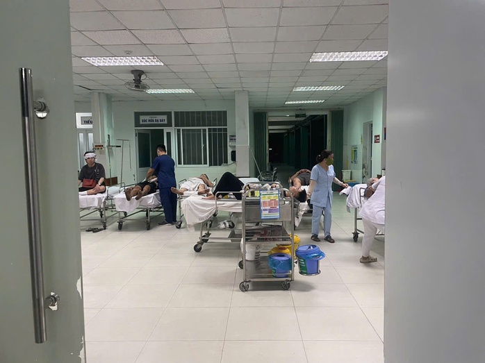 Tai nạn kinh hoàng trên cao tốc Đà Nẵng - Quảng Ngãi, 2 người chết, nhiều người bị thương - Ảnh 3. Tai nạn kinh hoàng trên cao tốc Đà Nẵng - Quảng Ngãi, 2 người chết, nhiều người bị thương - Ảnh 3.