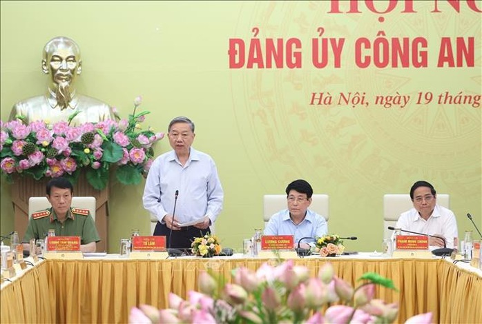 Tổng Bí thư Tô Lâm dự, chỉ đạo Hội nghị Đảng ủy
Công an Trung ương- Ảnh 1. Tổng Bí thư Tô Lâm dự, chỉ đạo Hội nghị Đảng ủy
Công an Trung ương- Ảnh 1.