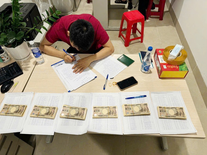 Phát hiện nam hành khách vận chuyển tiền Yen Nhật qua sân bay Nội Bài- Ảnh 1. Phát hiện nam hành khách vận chuyển tiền Yen Nhật qua sân bay Nội Bài- Ảnh 1.