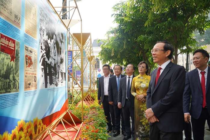 Đoàn lãnh đạo, đại biểu, báo chí TP HCM dâng hoa tưởng niệm Chủ tịch Hồ Chí Minh - Ảnh 6.