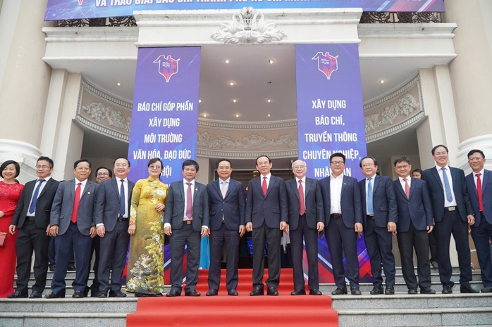 Đoàn lãnh đạo, đại biểu, báo chí TP HCM dâng hoa tưởng niệm Chủ tịch Hồ Chí Minh - Ảnh 8.