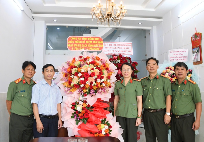 Lãnh đạo tỉnh Đồng Nai thăm, chúc mừng Báo Người Lao Động- Ảnh 3. Lãnh đạo tỉnh Đồng Nai thăm, chúc mừng Báo Người Lao Động- Ảnh 3.